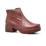 Bota corta de cuero negro con plataforma y taco cuadrado.