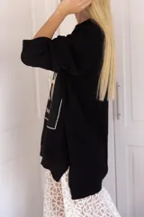 Sweater tejido en algodón color crudo, con bordado del signo zodiacal Cáncer en el frente. Diseño oversize de talle único.