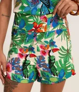 Short de cintura mediana confeccionado en viscolino con estampado tropical de tucanes.