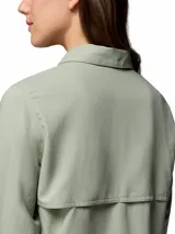 Camisa de manga larga Columbia, color verde claro, con cuello clásico, cierre frontal de botones y bolsillo pequeño en el pecho con logo de la marca.