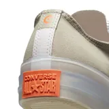 Championes Converse Chuck Taylor All Star CX OX, color beige con suela transparente y detalles en naranja.