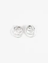 Aros plateados con forma de espiral, con sistema de clip para sujetar a la oreja sin necesidad de perforación.