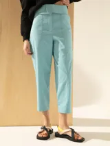 Pantalón capri celeste de tiro alto, con cintura ancha con solapa, bolsillos laterales y traseros.