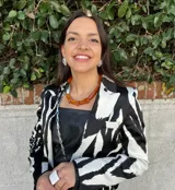 Par de aros plateados con forma ovalada y textura irregular.