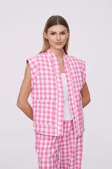 Chaleco sin mangas con estampado a cuadros rosa y blanco.