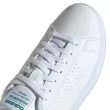 Championes urbanos Adidas Advantage, color blanco con detalles en verde en el logo y el talón.