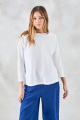 Sweater blanco de algodón y poliéster, de corte holgado y manga 3/4.