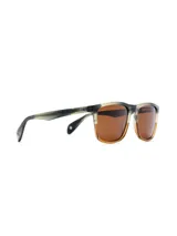 Lentes de sol Benson&Thomas modelo Rosso, con armazón de acetato en tonos verde y tostado, y cristales marrones.