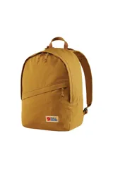 Mochila Fjallraven Vardag 16 de color marrón, confeccionada en tejido G-1000 resistente y liviano. Cuenta con un compartimento principal con cierre, un bolsillo interno para tablet, y logo de la marca en el frente.