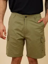 Bermuda cargo color verde oliva, con bolsillos laterales y traseros con solapa.