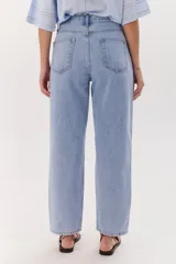 Pantalón de jean celeste claro, de corte recto y tiro alto.