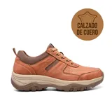 Zapato casual acordonado color marrón de cuero, con suela de goma y detalles de costuras.