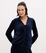 Campera deportiva Get Over de plush azul marino, con cuello alto, cierre frontal por cremallera y puños ajustados.