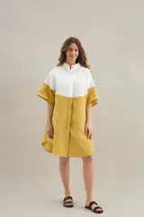 Camisa larga de lino con diseño bicolor en tonos beige y marrón, cuello mao y mangas cortas.