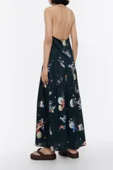 Vestido largo de lyocell color antracita con estampado de ondas. Diseño con corte en línea A, escote con caída y tirantes de algodón. Espalda descubierta y cortes diagonales con frunces.