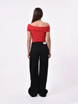 Body negro de manga corta con escote Bardot (hombros descubiertos) y cuello drapeado.