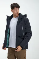 Campera azul marino con capucha, cierre frontal con cremallera y bolsillos con cierre y solapa.