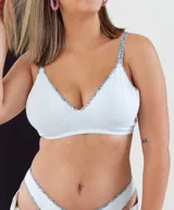 Soutien triángulo básico color blanco, sin aro, confeccionado en algodón elastizado.