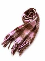 Bufanda tejida con textura suave y diseño a cuadros en tonos marrón y rosado, con flecos en los extremos.