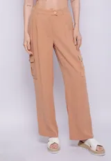 Pantalón verde claro, ancho, con pinzas, bolsillos cargo en laterales, presillas, cierre y tres botones.