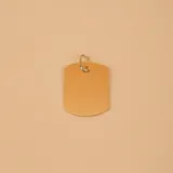 Collar de oro 18k compuesto por una cadena de eslabones rectangulares y un dije tipo placa rectangular lisa.