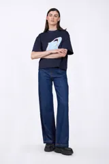 Pantalón de jean acampanado de tiro alto, color azul oscuro.