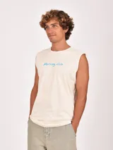 Musculosa sin mangas color azul, con cuello redondo y estampado frontal con texto en negro.