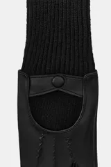 Guantes largos combinados con efecto piel y tejido de punto acanalado de lana. Presentan un diseño con abertura en el dorso y detalle de botón a presión.