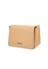 Bandolera pequeña de diseño rectangular con solapa frontal y correa larga ajustable. Presenta una textura granulada y el logo de la marca grabado en la parte inferior.