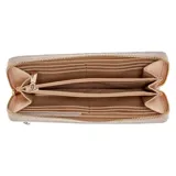 Billetera Guess modelo Isola color marrón, con textura granulada, cierre perimetral y correa de muñeca extraíble. Presenta el logo de la marca en relieve en la parte frontal.