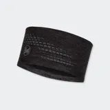 Vincha deportiva Buff de color gris oscuro melange, con diseño reflectante de líneas punteadas y logo de la marca impreso en el lateral.
