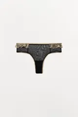 Braguita de tiro medio color negro, confeccionada en tejido mesh transparente, con detalle de encaje y puntilla en color beige/dorado en la parte superior.