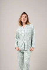 Pijama de dos piezas celeste con estampado floral, compuesto por camisa de manga larga abotonada y pantalón largo.