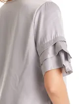 Blusa de satén color azul marino con escote en V y mangas cortas con tres capas de volados superpuestos.