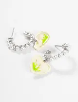 Aros plateados tipo argolla con perlas y dije colgante en forma de corazón con tulipanes.