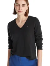 Sweater de Tommy Hilfiger confeccionado en pura lana, con diseño de cuello en V y terminaciones enrolladas en cuello, puños y bajo. Presenta el logo de la marca bordado en el pecho.