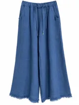 Pantalón azul de pierna ancha, con cintura elástica con cordón de ajuste y detalles de flecos en los dobladillos.