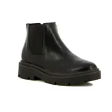 Botín negro de cuero sintético con elástico lateral, suela track y plataforma baja.