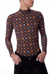 Body manga larga con cuello alto y estampado geométrico en tonos marrones, naranjas y blancos.