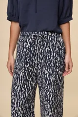 Pantalón gris de corte amplio y silueta fluida, con cintura elástica y cordón ajustable.