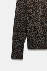 Sweater de punto con cuello redondo y manga larga, con estampado animal print de leopardo.