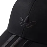 Gorra Adidas negra con logo bordado en el frente y tres tiras en la visera.