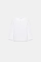 Camiseta blanca de manga larga con cuello panadero y cierre frontal de botones, corte slim fit.