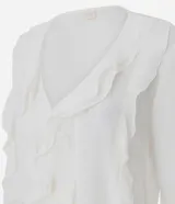 Blusa tipo bata de viscosa color blanco crudo, con cuello en V, volados frontales y mangas largas con puños elásticos. Confeccionada en tejido con textura crinkle de la marca Marfinno.