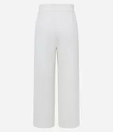 Pantalón blanco de crepé texturizado, corte wide leg, cintura alta, cierre tradicional, pliegues y bolsillos delanteros.