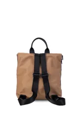 Mochila de nylon capitoneada color celeste, con diseño acolchado en cuadrícula. Posee un compartimento principal con cierre y solapa, además de dos bolsillos frontales con cierres negros a la vista.