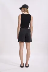 Crop top tejido sin mangas, con cuello redondo y diseño ajustado.