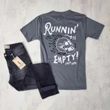 Remera gris de algodón con estampa de calavera y texto en blanco.