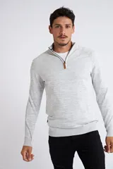 Buzo gris jaspeado de tejido de punto, con medio cierre frontal, cuello alto, manga larga y logo en goma. Corte regular.