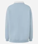 Buzo de algodón color celeste con cuello polo blanco en contraste. Presenta un diseño de estilo universitario con estampado frontal con relieve y mangas largas con puños acanalados.